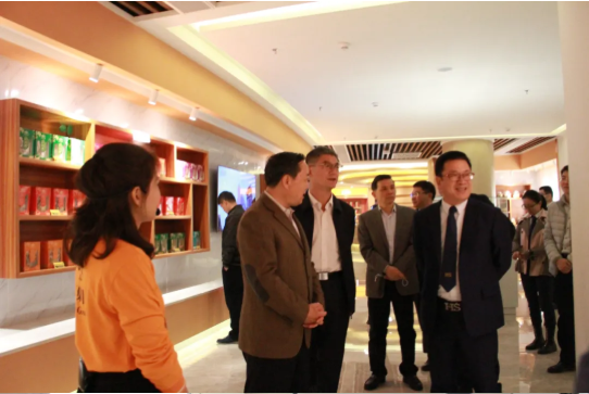 全国政协委员、南方国际友好联络会会长黄先耀一行莅临衍生健康医药产业园参